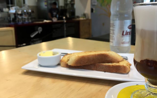 o-cara-do-marketing-sofa-cafe